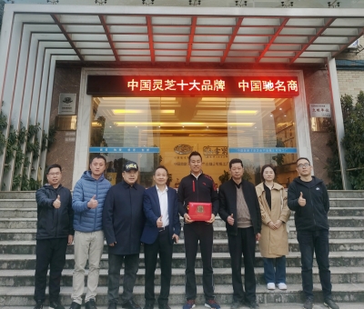 愛國(guó)擁軍-潘新華董事長(zhǎng)與全國(guó)愛國(guó)擁軍模范寇立國(guó)先生慰問武警、消防、聯(lián)勤保障部隊(duì)和九江軍分區(qū)官兵